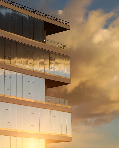 Fachada vidriada de un edificio de oficinas al atardecer