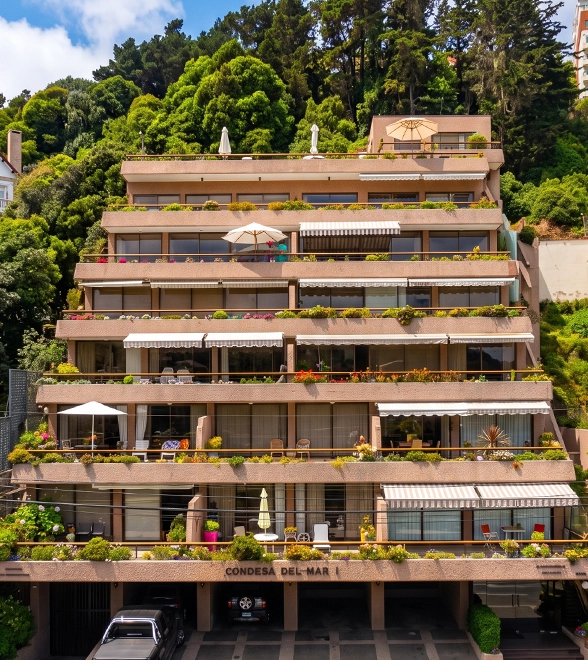 Edificio escalonado con terrazas y jardines verticales