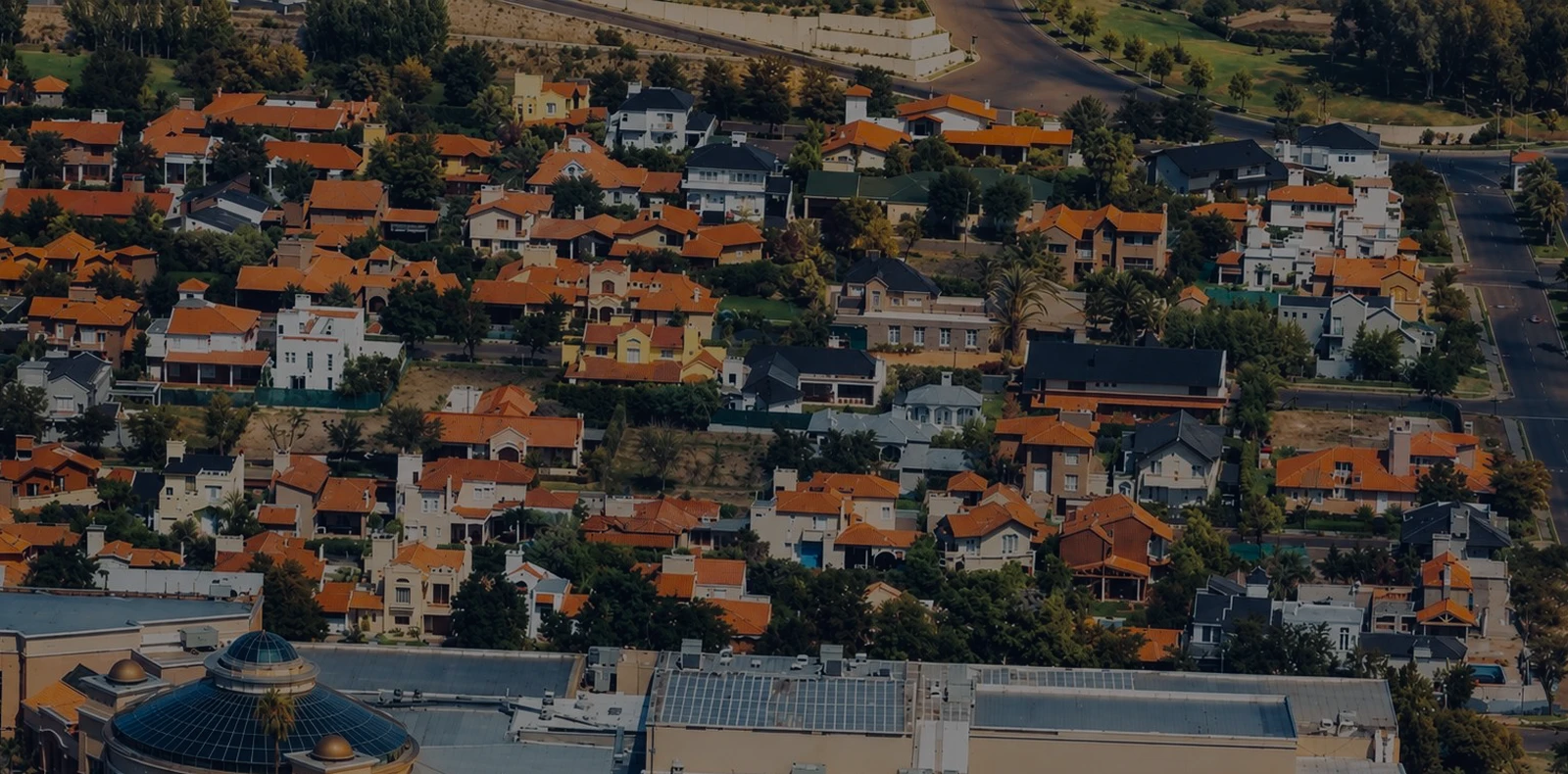 Vista aérea de Barrio Palmares, con casas de techos de teja